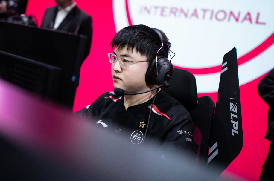 BLG翻盘RNG，Uzi开启传奇时刻鏖战多局淘汰赛，点燃全场激情的简单介绍