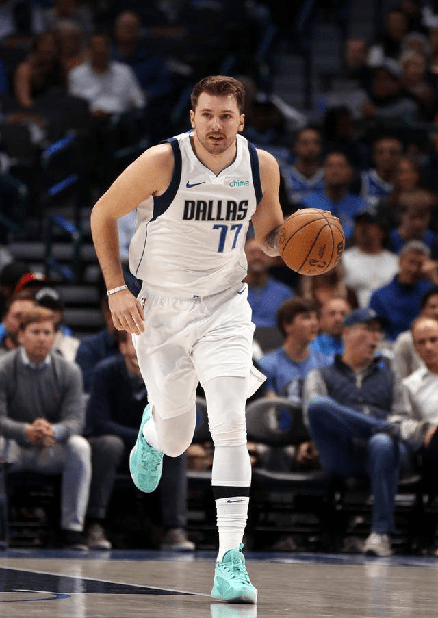 关于精准的进攻和卓越的防守为球队取得胜利铺平道路的信息