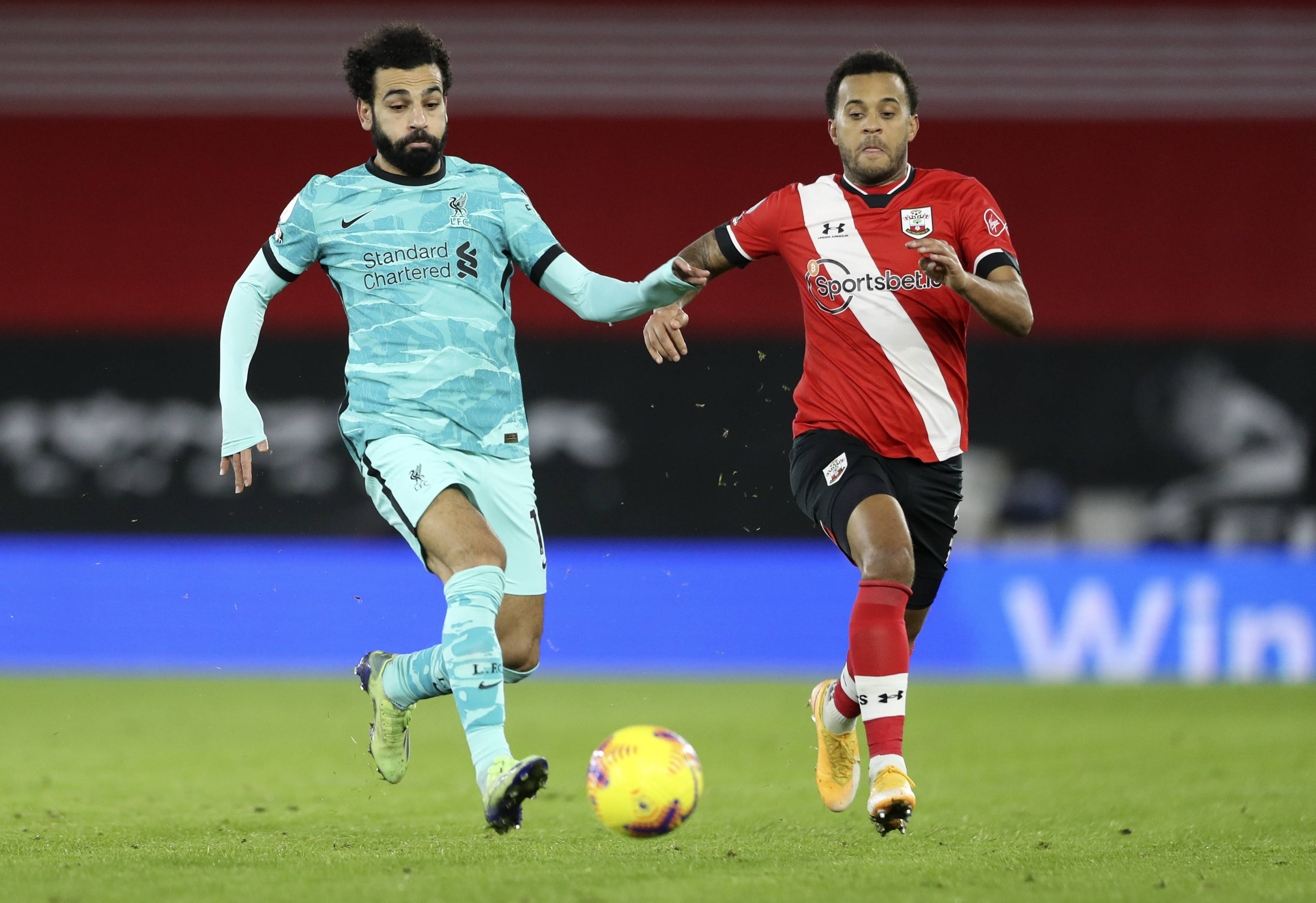 两支顶级球队将在场上角逐，谁能笑到最后