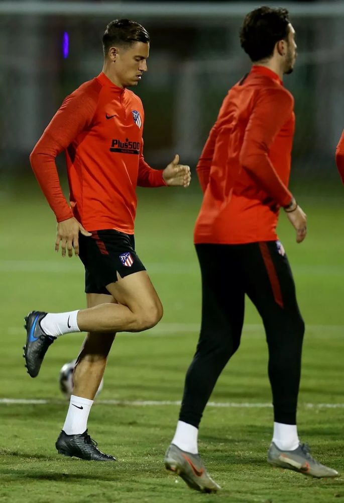 包含瓦朗谢纳球队在主场比赛中全力以赴，争取胜利的词条