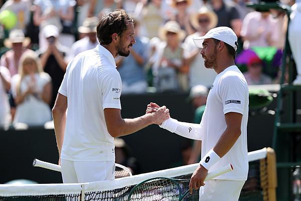 开云体育下载-ATP总决赛险胜温网，梅德韦杰夫惊艳四座