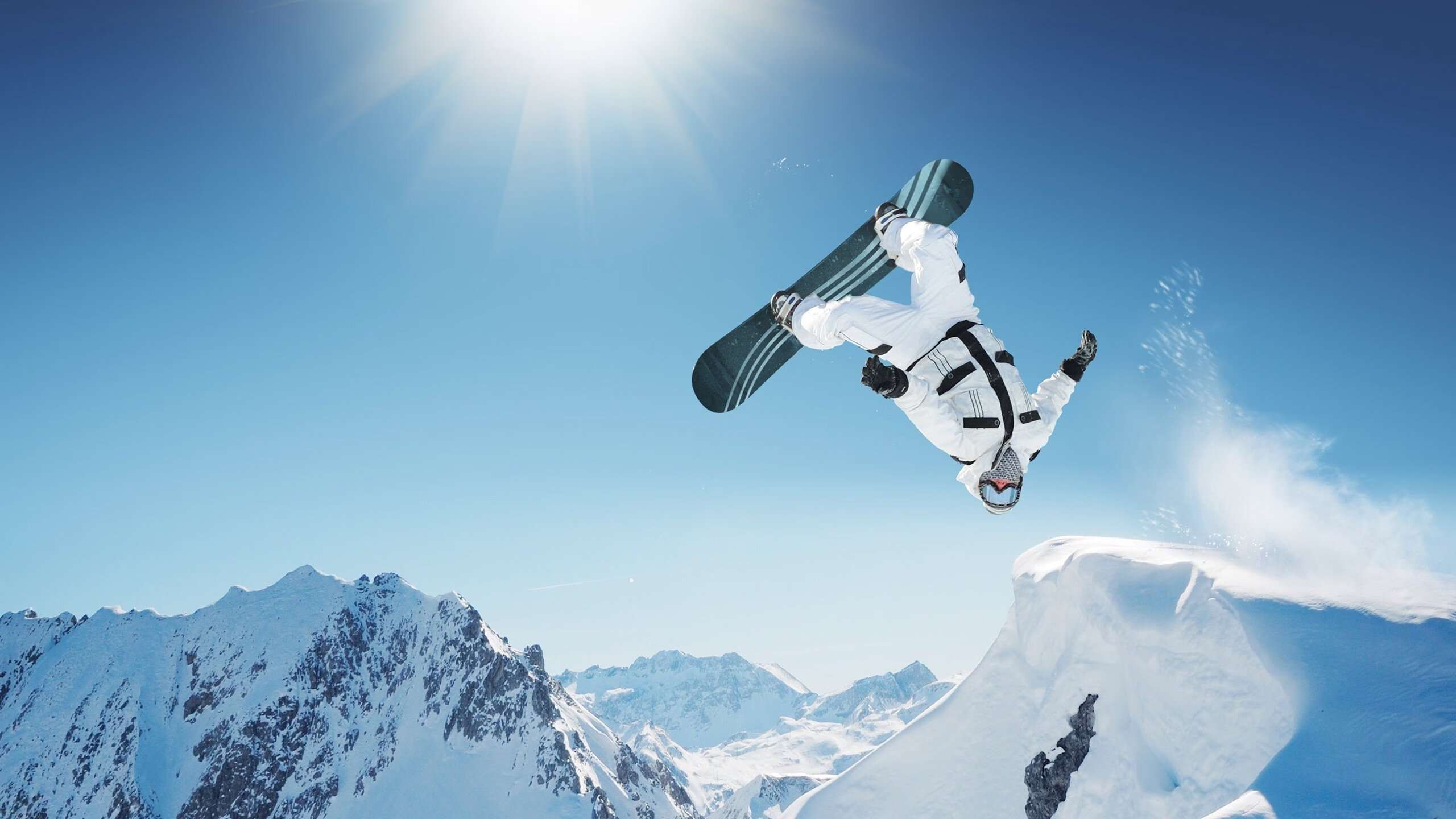 赛道与绿茵的奇妙共鸣，F1新赛季揭幕战之夜，黄喜灿贡献制胜表现