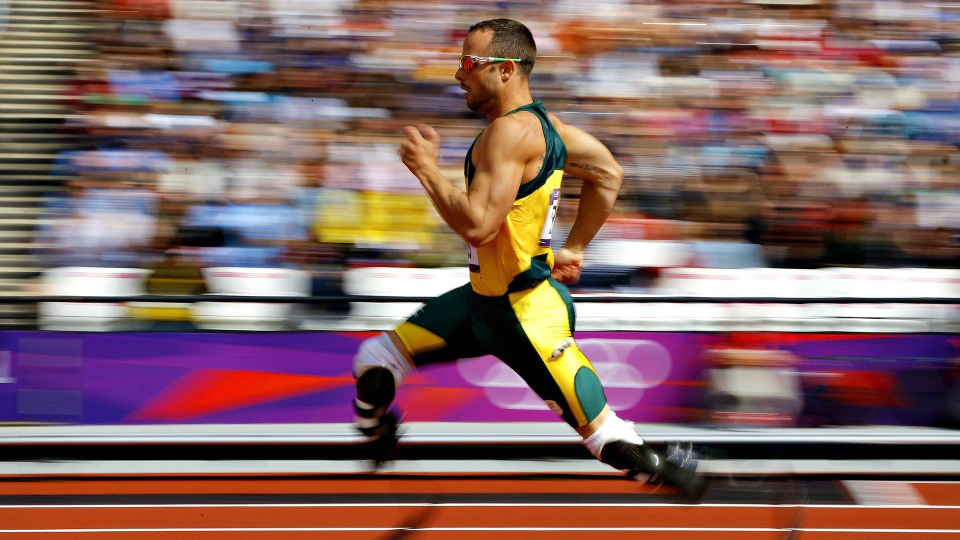 红牛二队险胜法拉利，汉密尔顿扛起全队，一场颠覆预期的F1战役